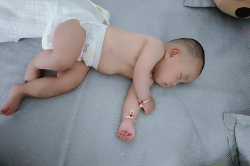 博尔塔拉三个月宝宝抬头不稳